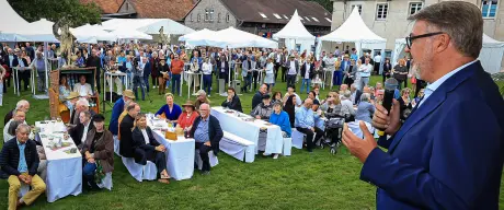 OB Westphal begrüßt die Gäste beim Sommerempfang am Schloss Bodelschwingh.