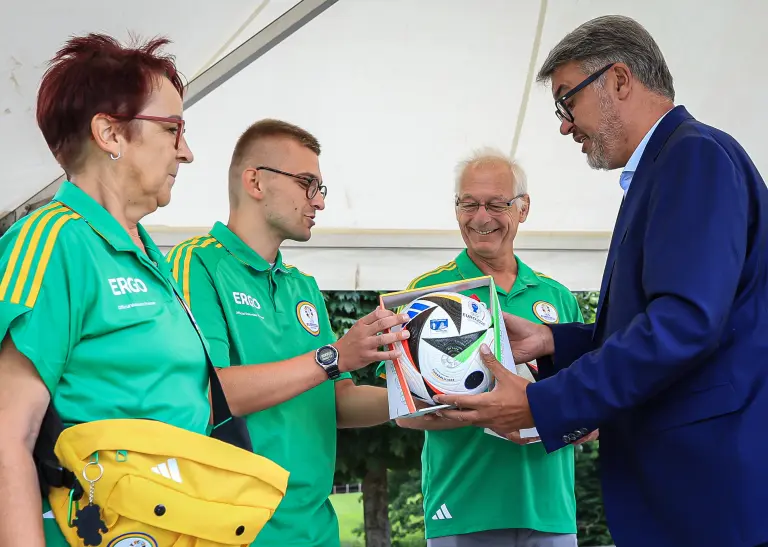 Ehrung von drei Volunteers beim Sommerempfang. 