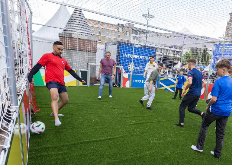 Kicken auf dem Soccer-Feld - schon unzählige Spiele vor dem eigentlichen Spiel