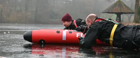 Frau und Mann von der Feuerwehr bei der Eisrettung in Eving am Seeufer.