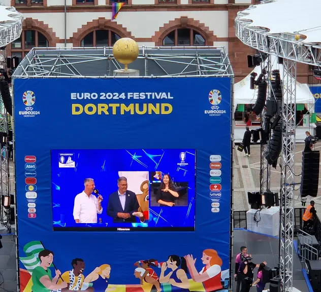 Die Eröffnung mit dem OB im Westfalenpark war auch via Livestream auf dem Friedensplatz zu sehen