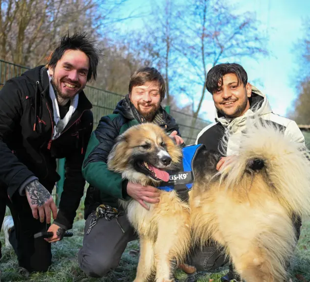 Max Schauerte vom Tierschutzzentrum Dortmund neben den Influencern Paolo Häckl und Gurpreed Singh mit Hund Teddy.