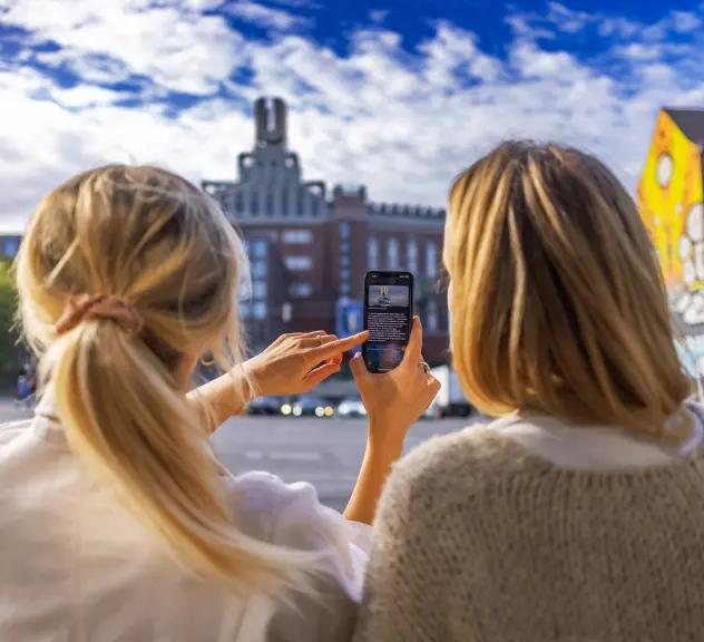 Saskia und Laura freuen sich über die App