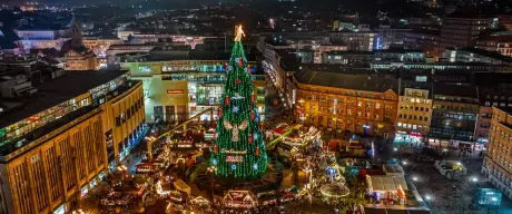 Ein Blick von oben auf die erleuchtete Dortmunder Weihnachtsstadt bei Nacht, im Zentrum steht der Weihnachtsbaum.