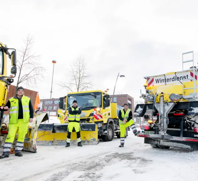 Räumfahrzeuge und Mitarbeiter der EDG