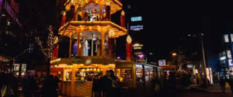 Eine große Weihnachtspyramide in der Weihnachtsstadt Dortmund.