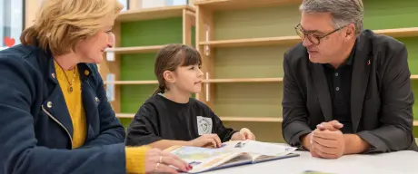 Oberbürgermeister Thomas Westphal im Gespräch in der neuen Schule.