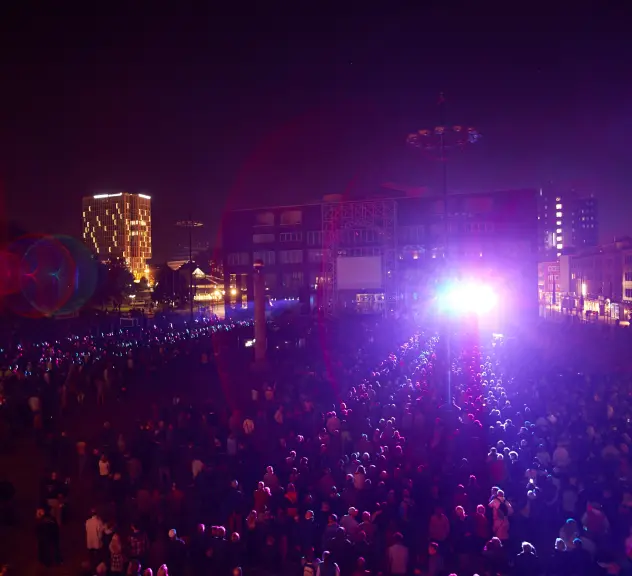 Eine Menschenmenge am Abend bei einem Konzert auf dem Friedensplatz in Dortmund