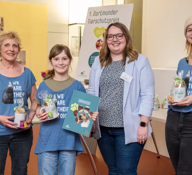 Frau Dr. Kalka (2.v.r) und Mitglieder des Stadttaubenprojekt Körne-West. Sie grenzen ihre unkontrollierte Vermehrung durch künstliche Taubeneier ein und sorgen für das richtige Futter.