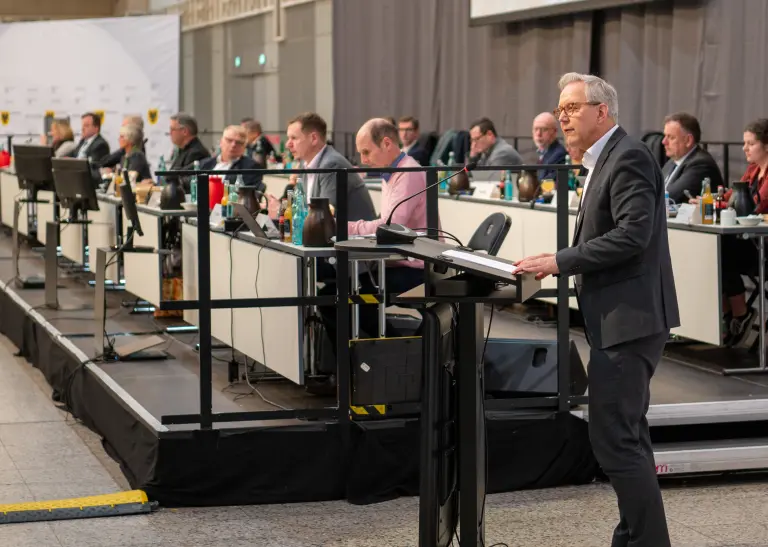 Blick in die Dortmunder Ratssitzung, im Vordergrund der Polizeipräsident am Podium.