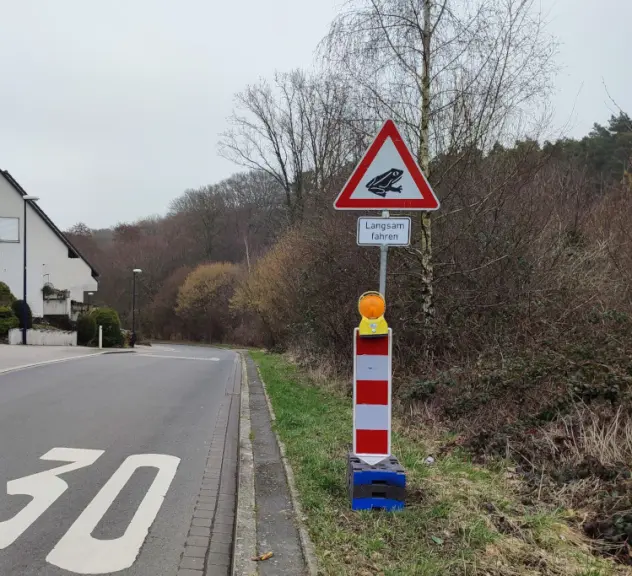 Ein Warnschild zur Amphibienwanderung in einer Tempo 30 Zone.