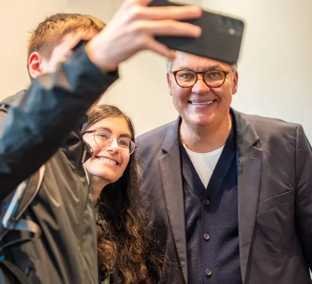 OB Westphal macht ein Selfie mit Schüler*innen