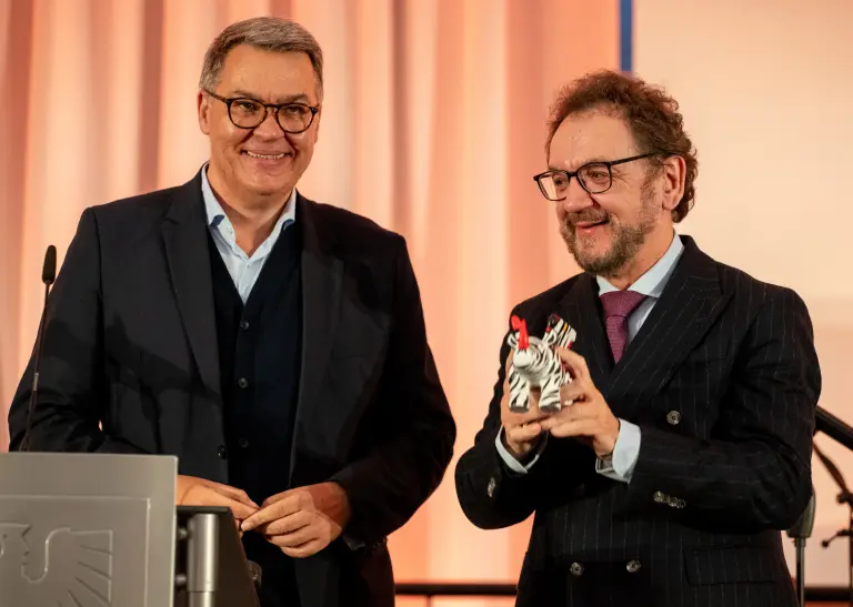 Zwei Personen auf einer Bühne. Links Thomas Westphal. Rechts Professor Doktor Heribert Prantl.