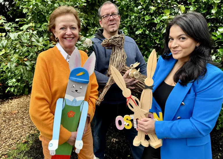 Gabriele Brenscheidt (Koordinatorin des Benefiz-Ostermarktes beim Inner Wheel Club Dortmund-Hörde), Dr. Patrick Knopf (Direktor des Botanischen Gartens Rombergpark) und Dr. Rania Al-Jundi (Präsidentin des Inner Wheel Cl).