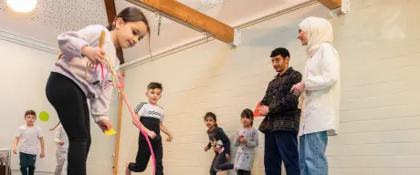 Im Bewegungsraum probieren sich Kita-Kinder unter Aufsicht von Nurcan Ileri und Ismail Yalcinkaya aus.