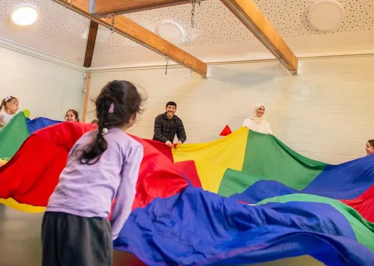 Kita-Kinder in Aktion mit Nurcan Ileri und Ismail Yalcinkaya.