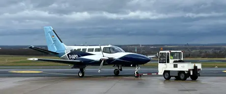 Ein Leichtflugzeug steht auf einer Landefläche.