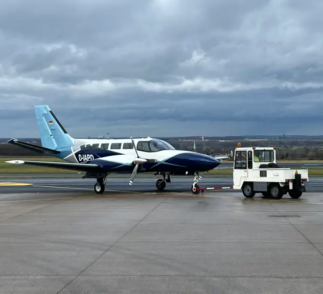 Ein Leichtflugzeug steht auf einer Landefläche