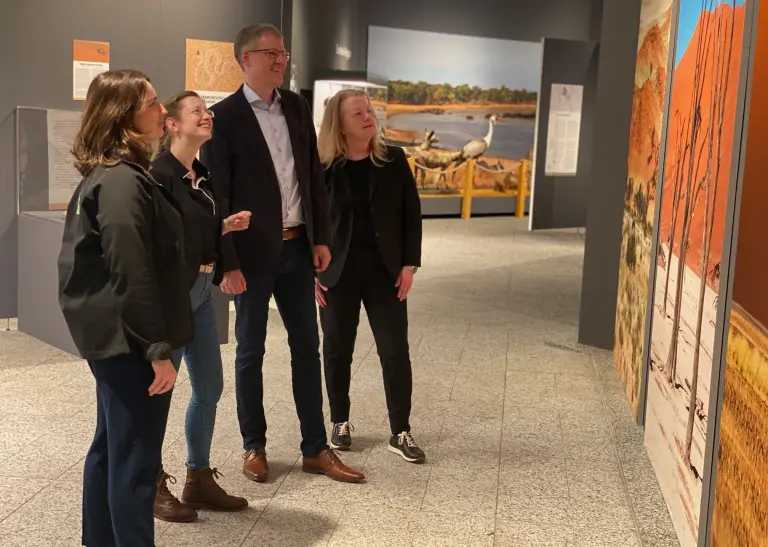 In der Namibia-Ausstellung im Naturmuseum (von links): Die Kuratorinnen Celine Swoboda (Ausstellung), Susanne Schumacher (Begleitprogramm), Dr. Oliver Adrian (kommissarischer Leiter des Naturmuseums), Andrea Schmadtke (Leiterin Marketing Museen).