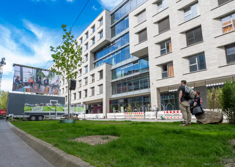 Leinwand vor dem Basecamp in der Kampstraße