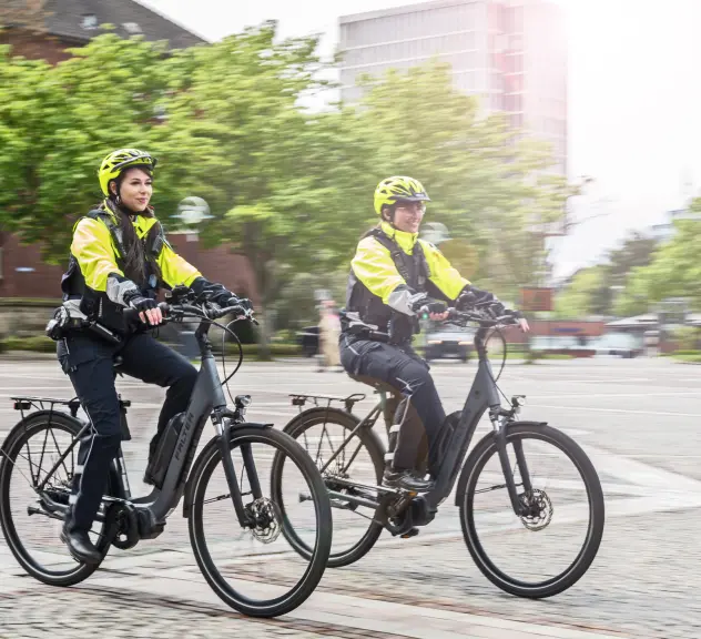 Zwei KOD-Mitarbeiterinnen auf dem Fahrrad