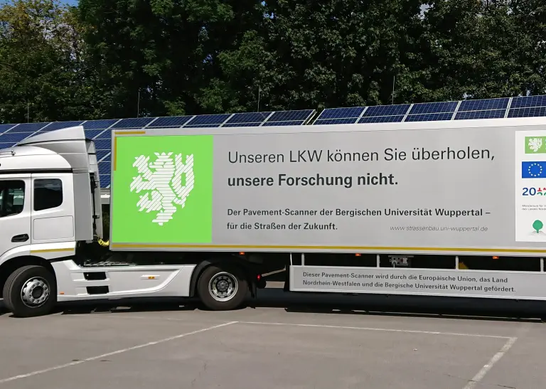 Silberner Truck mit der Aufschrift "Unseren LKW können Sie überholen, unsere Forschung nicht."