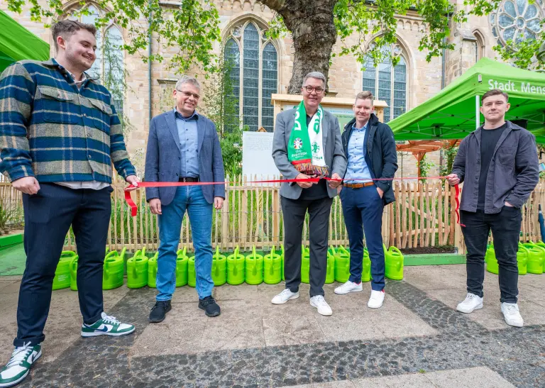 Oberbürgermeister Thomas Westphal (Bild mitte) eröffnete feierlich den diesjährigen Paradiesgarten.