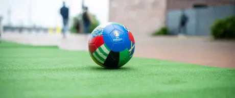 Ein EURO-Fußball auf dem grünen Teppich