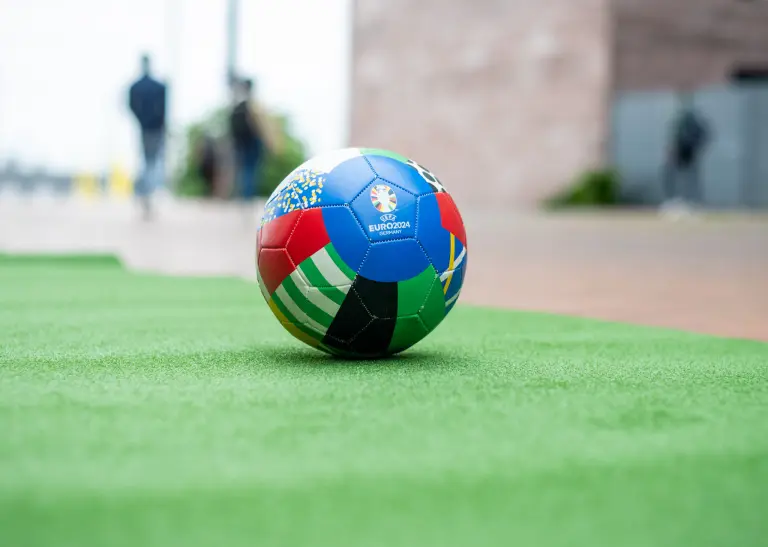 Ein EURO-Fußball auf dem grünen Teppich