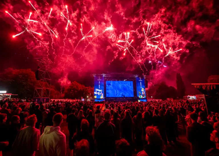 Rot-bunter Himmel - das Feuerwerk bildet den krönenden Abschluss nach dem furiosen EM-Auftaktspiel.