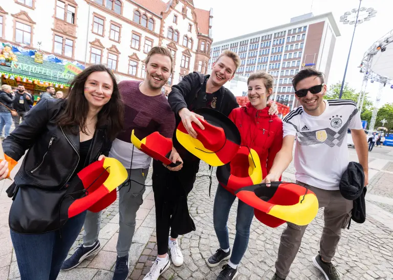 Auf dem Friedensplatz wird es wild.