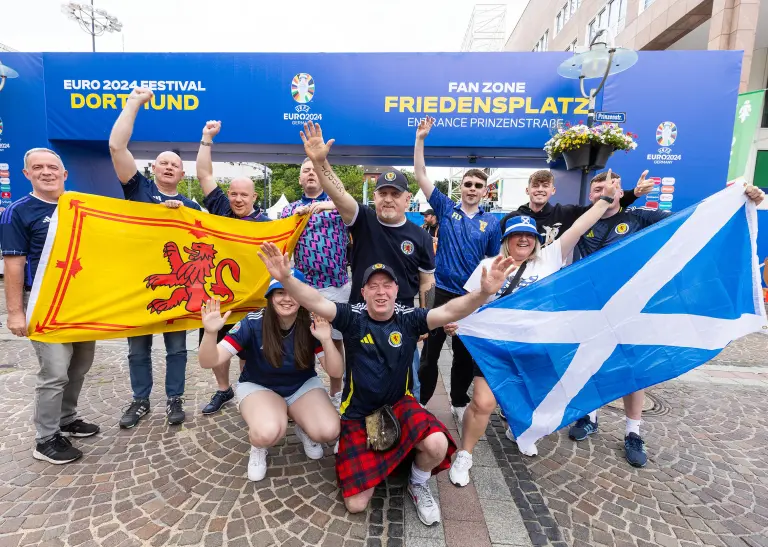 Schotten auf dem Friedensplatz