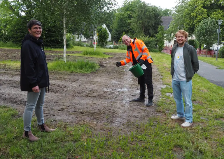 Isabel Werth und Soenke Jannsen (Grünflächenamt) mit dem Martener Quartierskoordinator Moritz Brückner.