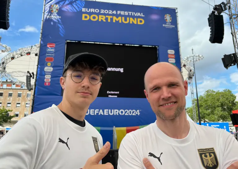 Vater und Sohn Jansen auf der Fan Zone Fiedensplatz.