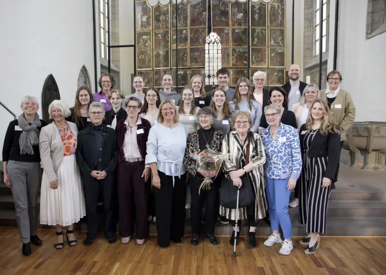 Preisträger*innen, Laudatorinnen, Pfarrerin Christel Schürmann, dem Vorstand der Stiftung, den Vorstandsfrauen des Fördervereins sowie der Grußwortgeberin und Bürgermeisterin Ute Mais