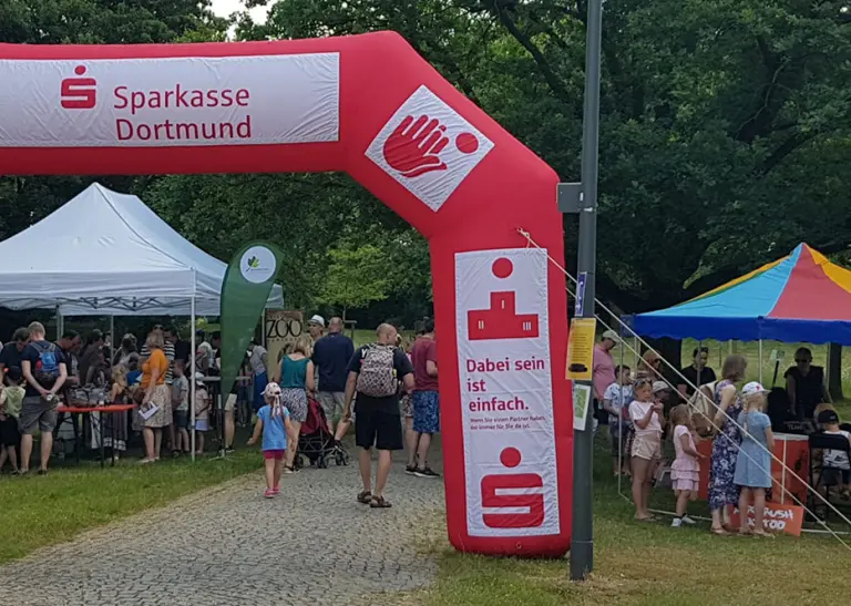 Menschen feiern im Park des Naturmuseums