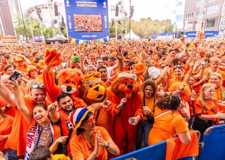 Viel los in der Fan Zone auf dem Friedensplatz - Tausende niederländische Gäste feiern eine EURO-Party