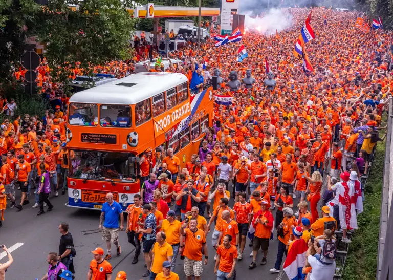 Der niederländische Fanwalk. Mit dabei der berühmte niederländische Fanbus.