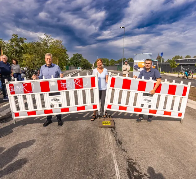 Baudezernent Arnulf Rybicki (li.), Tiefbauamtsleiterin Sylvia Uehlendahl und Projektleiter Theomas Popa (re.) geben die neue Brücke Am Remberg frei 