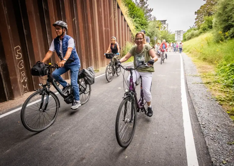 Radfahrer auf dem neuen Hoesch-Hafenbahn-Radweg