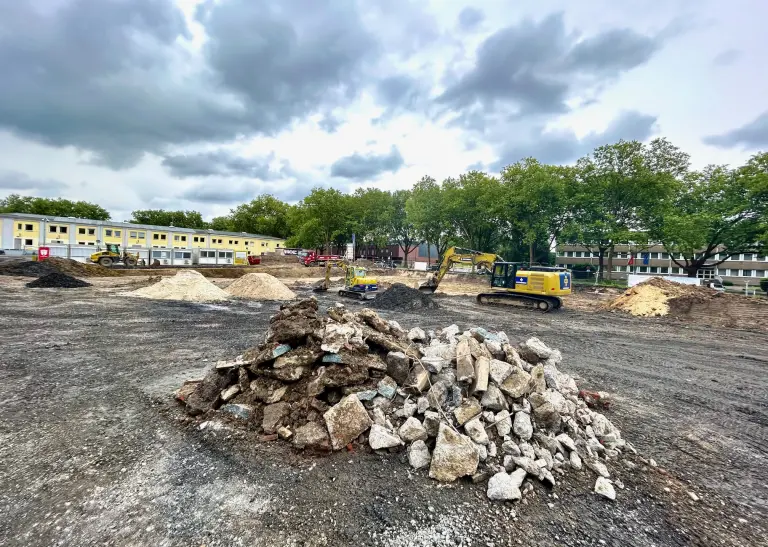 Noch ist hier eine riesige Baustelle - Anfang 2027 sollen die Gebäude fertig sein. Ein ehrgeiziger Zeitplan im Sinne der Kinder und Familien im Stadtbezirk. 