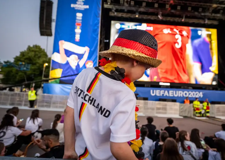 Kind beim Public Viewing