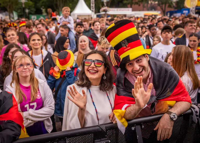 Deutsche Fans auf dem Friedensplatz