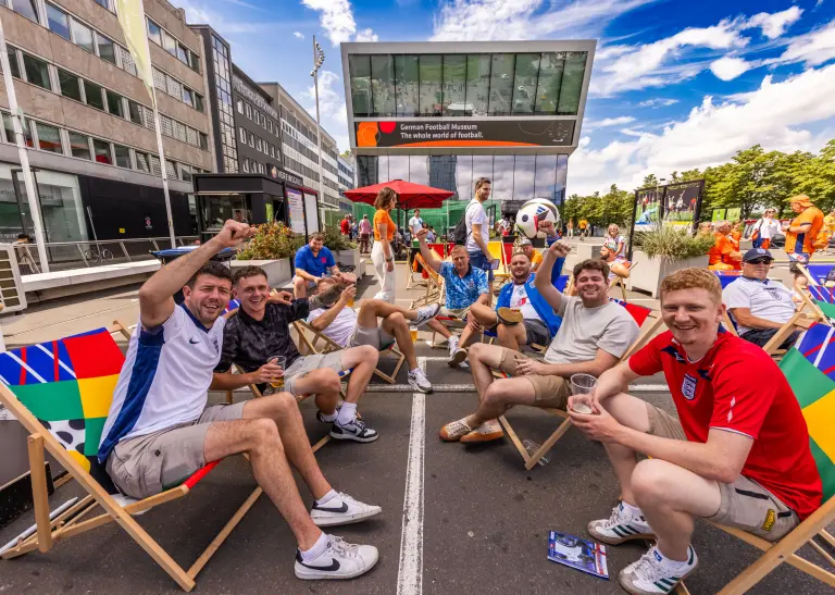 Englische Fans in der Stadt