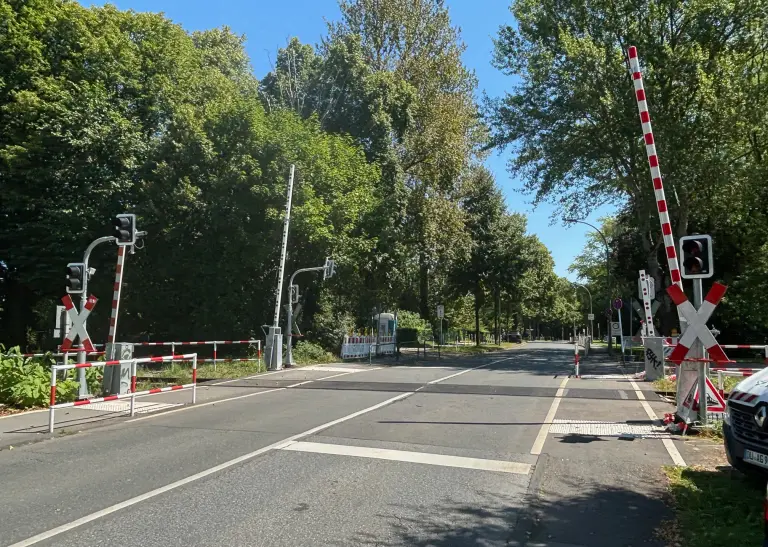 Bahnübergang Mergelteichstraße.