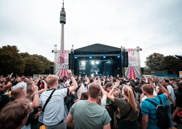 Feiernde Besucher beim Juicy-Beats-Festival im Westfalenpark