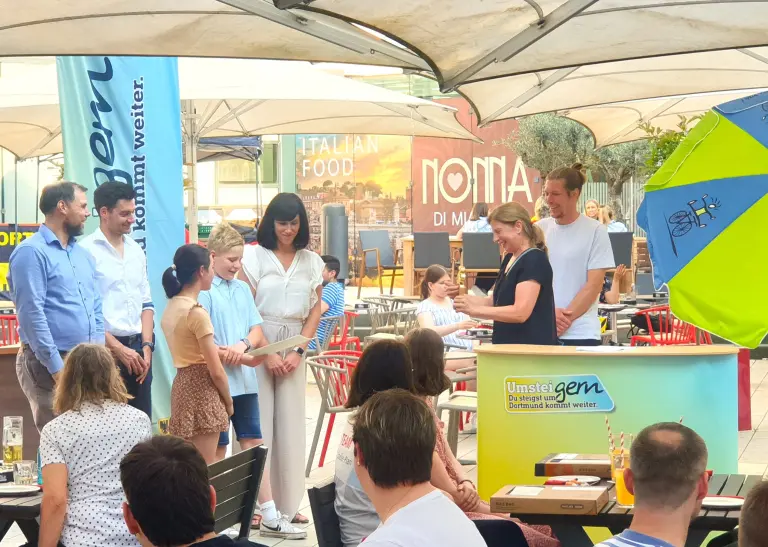 Die Leiterin des Dortmunder Tiefbauamts, Sylvia Uehlendahl (2.v.r.), freute sich besonders über die vielen Schüler*innen, die sich beim STADTRADELN engagiert haben.