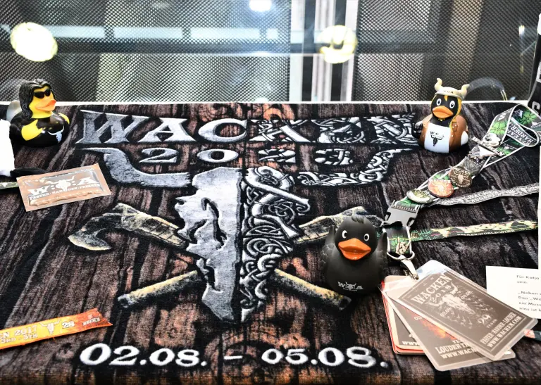 Wacken-Fanartikel in einer Vitrine