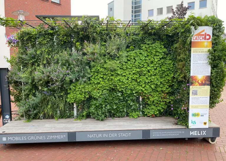 Das "Grüne Zimmer" ist bereits aufgebaut auf dem Kirchenvorplatz St. Joseph. Es bietet rund zwei Wochen lang eine schattige Oase in der Nordstadt.