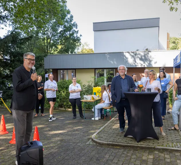 Oberbürgermeister Thomas Westphal (l.) spricht bei der Eröffnung des Familienbüro Dorstfeld "lokal vor Ort". 